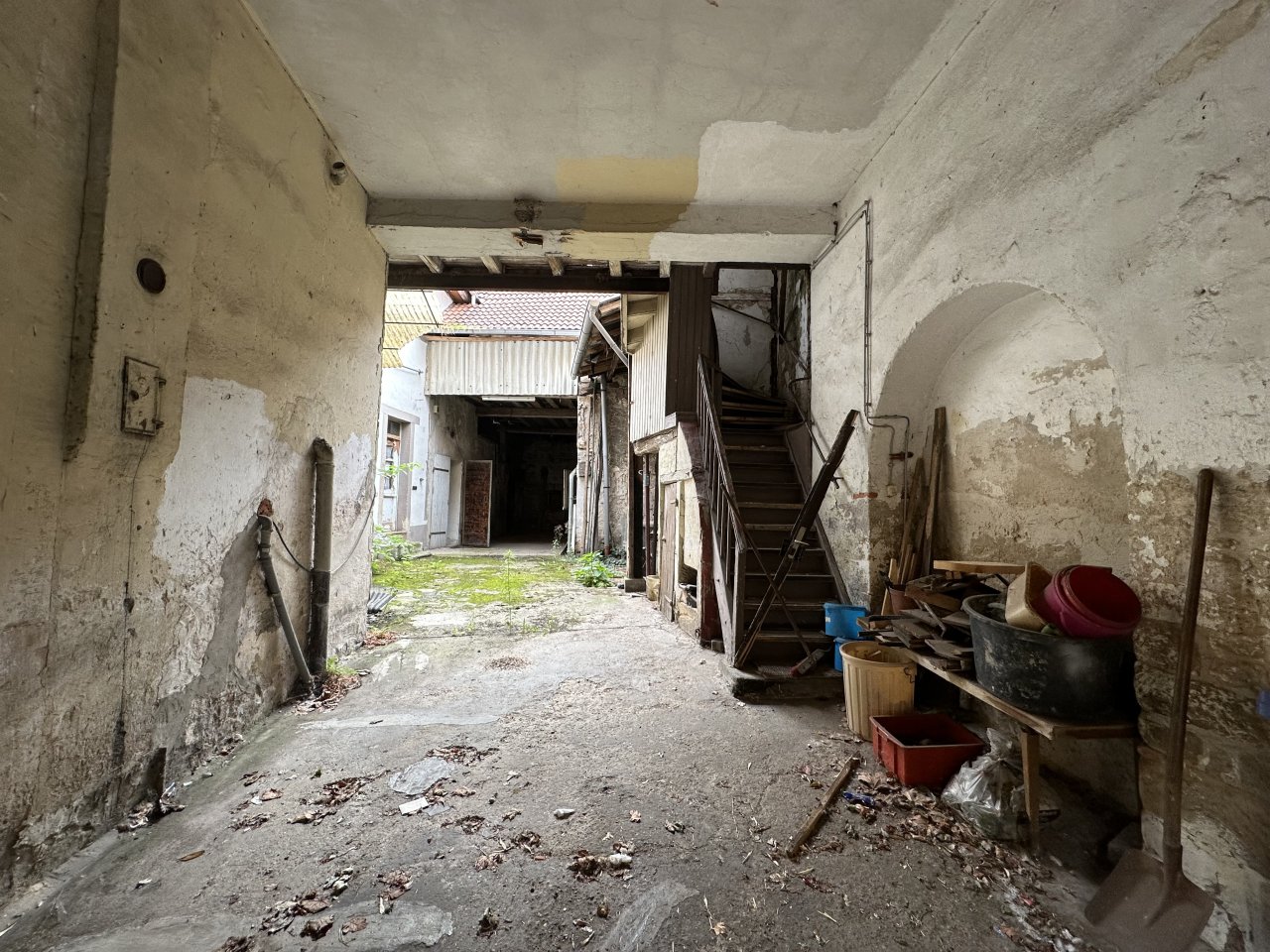 *** EXKLUSIVES MODERNISIERUNGSANGEBOT *** Kernsan.bedürftiges Bauernhaus mit Scheune, Innenhof und Nebengebäude im Ortskern von Weisenheim am Sand ***