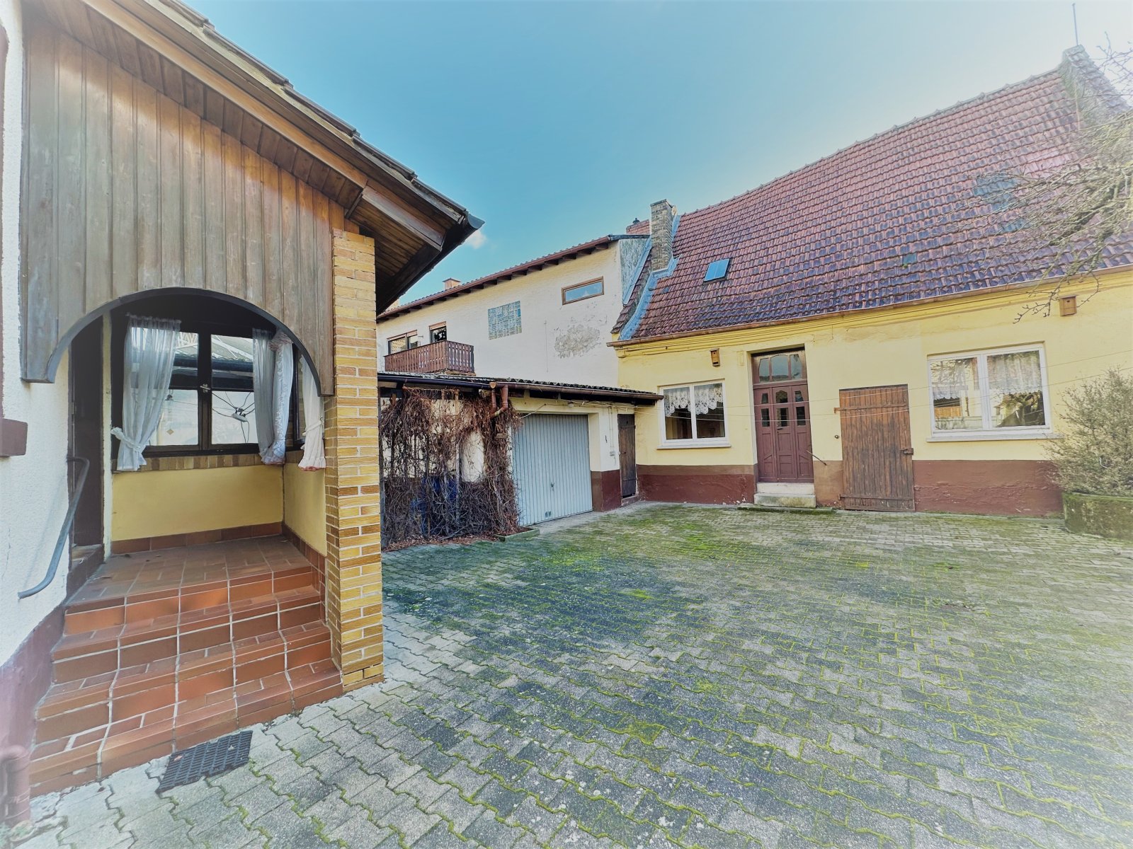 *** Sanierungsbedürftiges Einfamilienhaus mit Innenhof und Nebengebäude in Stadtnähe von Eisenberg ***