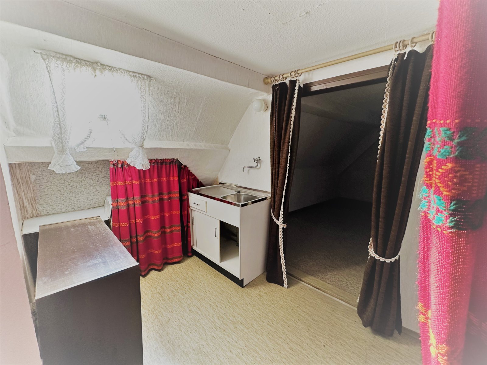*** Sanierungsbedürftiges Einfamilienhaus mit Innenhof und Nebengebäude in Stadtnähe von Eisenberg ***