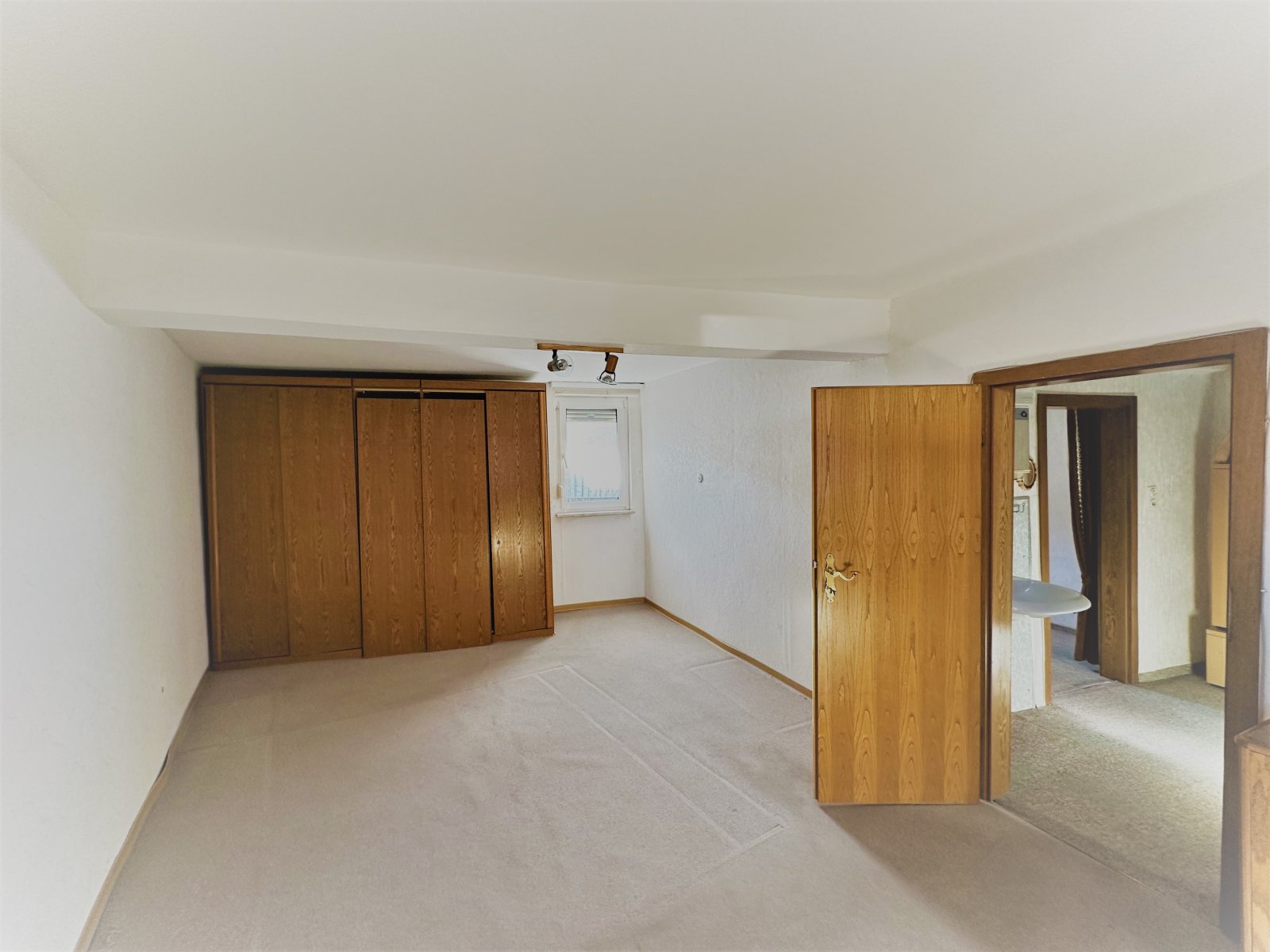 *** Sanierungsbedürftiges Einfamilienhaus mit Innenhof und Nebengebäude in Stadtnähe von Eisenberg ***