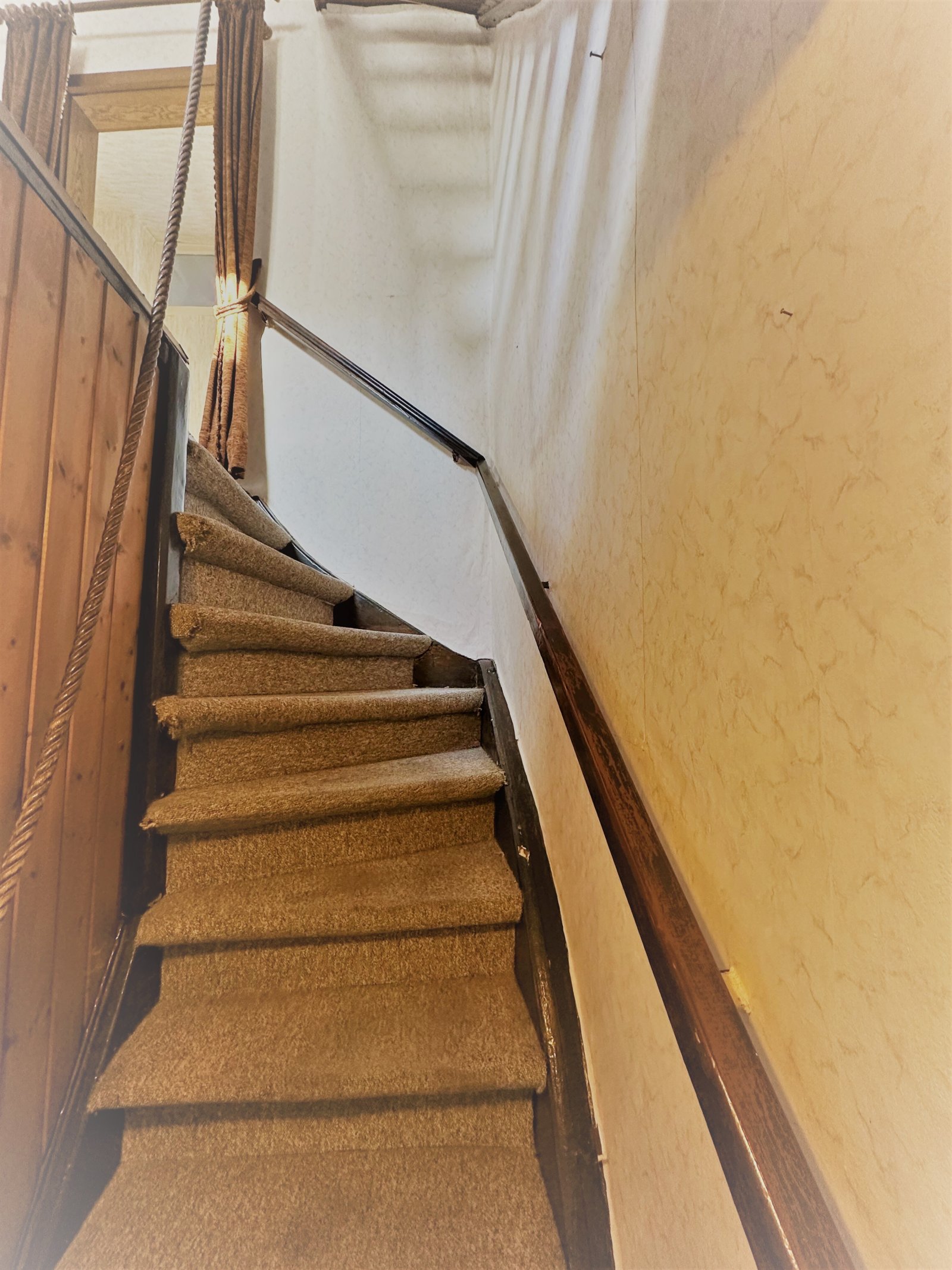 *** Sanierungsbedürftiges Einfamilienhaus mit Innenhof und Nebengebäude in Stadtnähe von Eisenberg ***