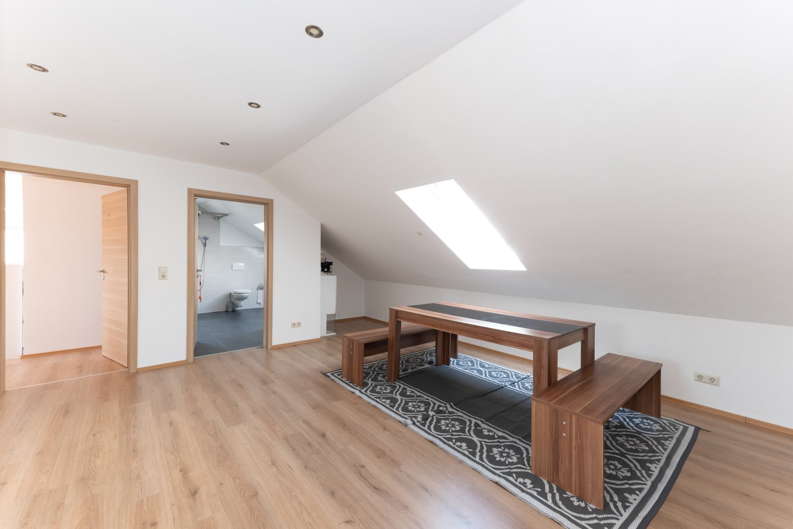 *** Großes Einfamilienhaus mit schönem Garten in sehr ruhiger Lage von Eisenberg ***