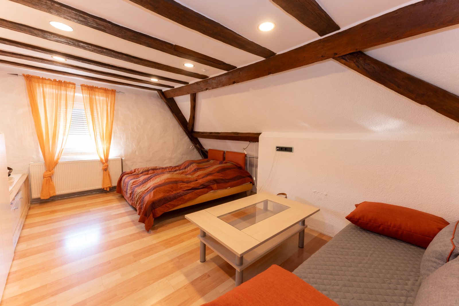 *** Aufwendig modern saniertes EFH mit Innenhof und zusätzlichem Baugrundstück in sehr ruhiger Lage von Eisenberg ***