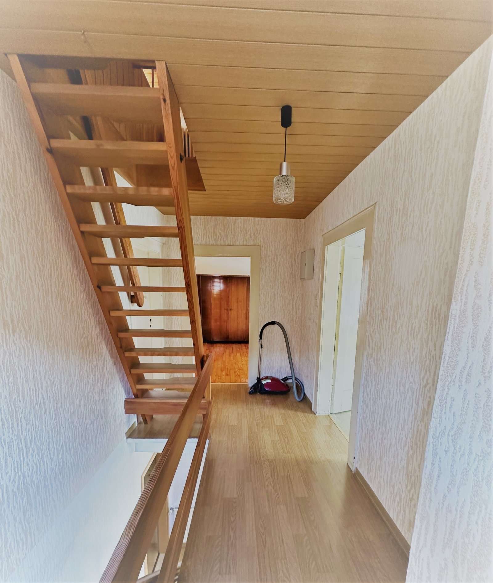 *** NEUER PREIS *** Renovierungs- bzw. teilweise Sanierungsbedürftiges Einfamilienhaus in Stauf mit kleinem Garten ***