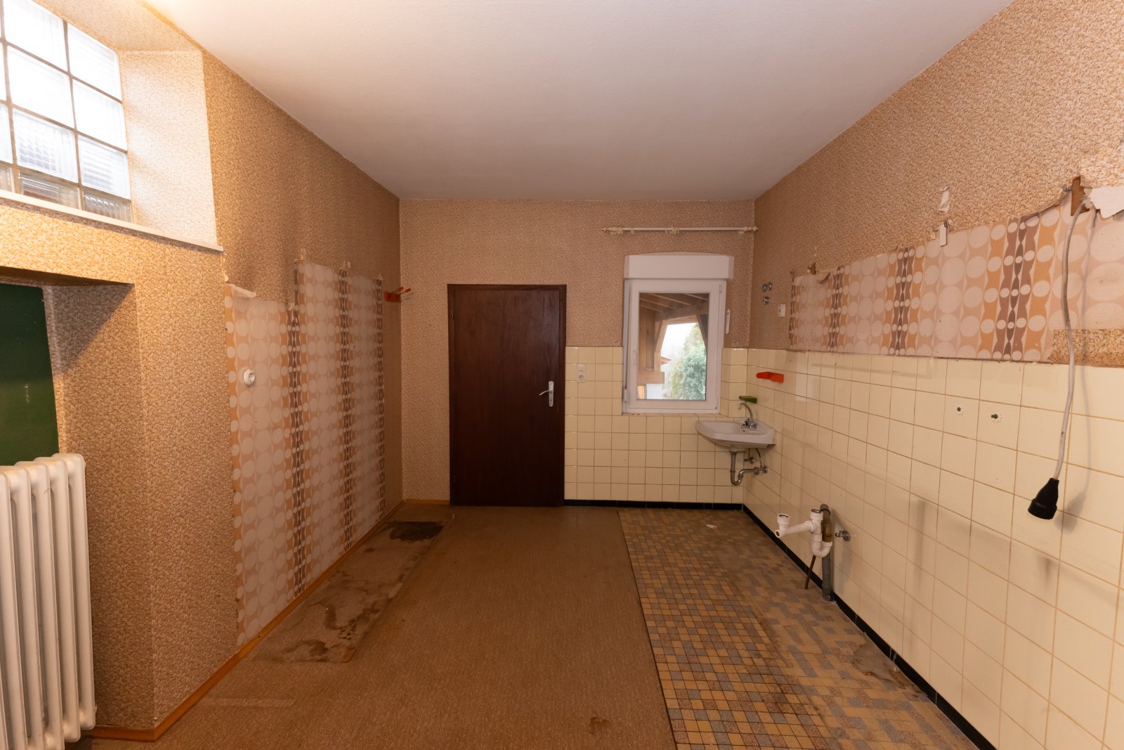 NEUER PREIS !! Sanierungsbedürftiges EFH mit Garten, zwei Garagen und Nebengebäuden in Kerzenheim