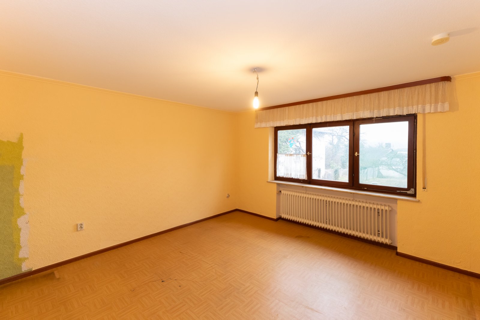 NEUER PREIS !! Sanierungsbedürftiges EFH mit Garten, zwei Garagen und Nebengebäuden in Kerzenheim