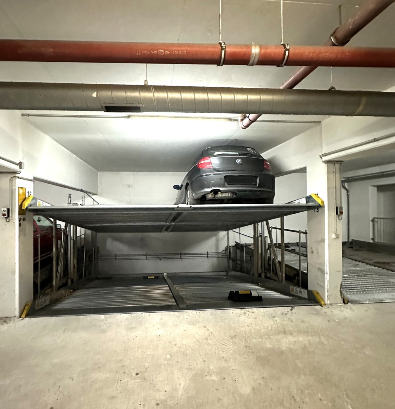 Tiefgaragenstellplatz mit Hebeanlage