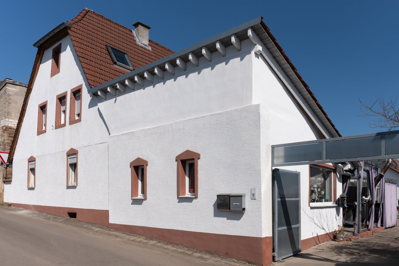 Frontansicht mit Hofeinfahrt Frontansicht mit Hofeinfahrt