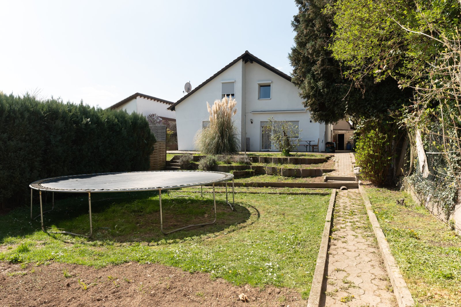 Rückansicht mit Garten Rückansicht mit Garten