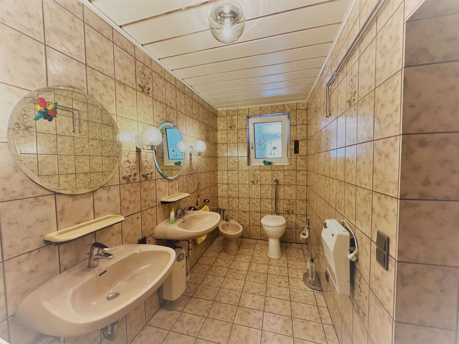 Bad mit Dusche Erdgeschoss Bad mit Dusche Erdgeschoss