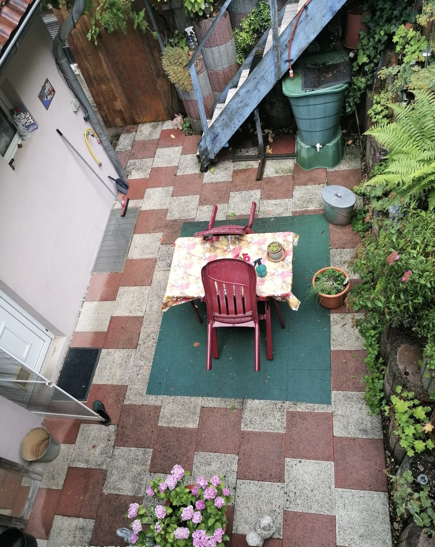 Kleine Terrasse hinterm Schlafzimmer Kleine Terrasse hinterm Schlafzimmer