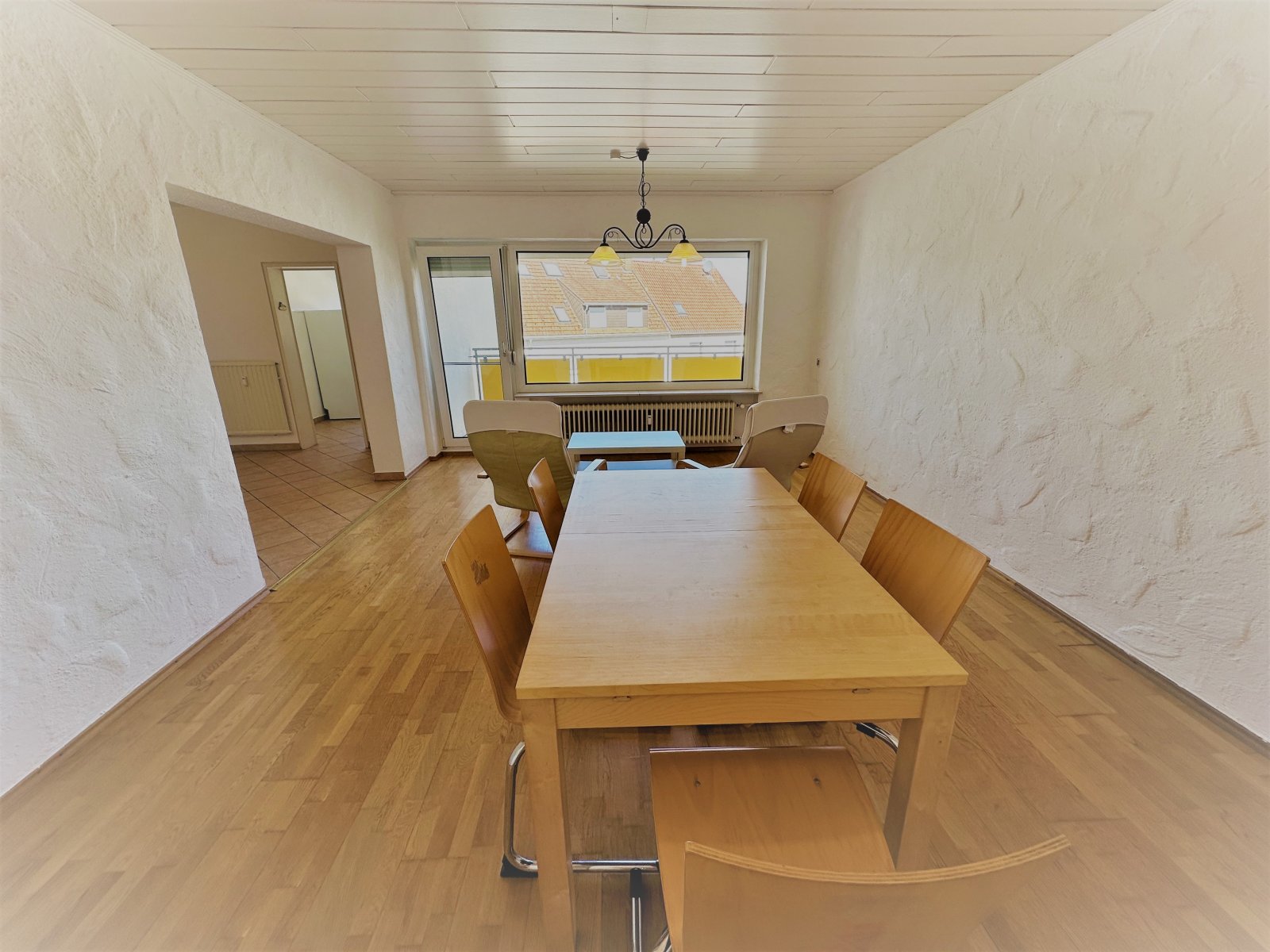 Wohn- Esszimmer mit Blick zur Loggia