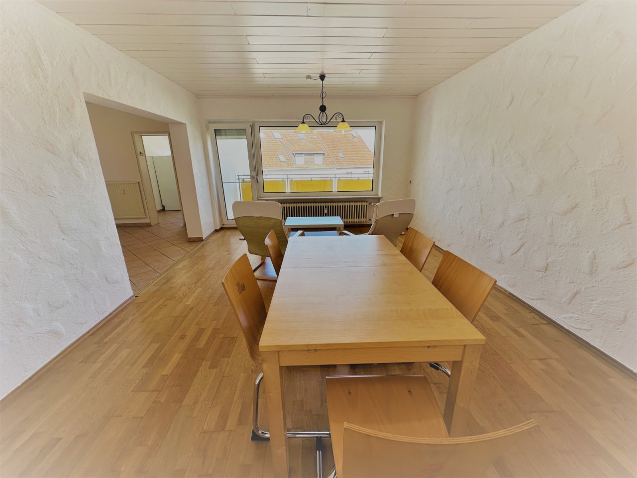 Wohn- Esszimmer mit Blick zur Loggia
